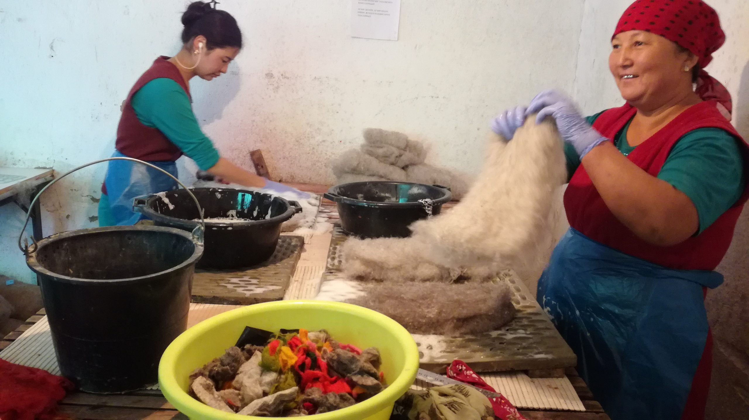 Kirgisische Frauen machen Filzpantoffeln