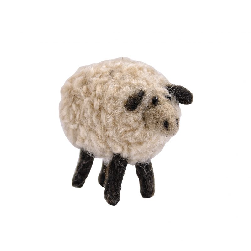 Schaf aus Filz im Profil aufgenommen