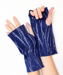 armstulpen blau, angezogen auf die Hände