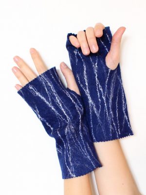 armstulpen blau, angezogen auf die Hände