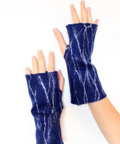 handschuhe fingerlos blau, angezogen auf die Hände