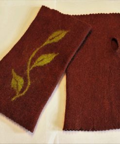braune stulpen mit daumenloch und grünem muster